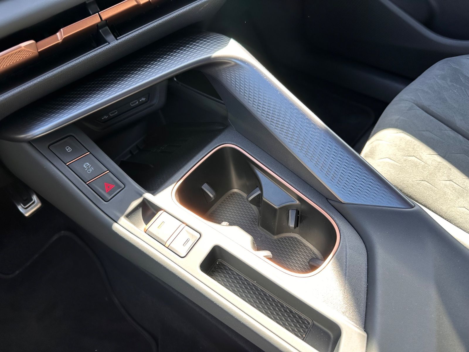 Fahrzeugabbildung CUPRA Terramar 1.5 eTSI DSG ACC/Navi/Sound/Memory/360°