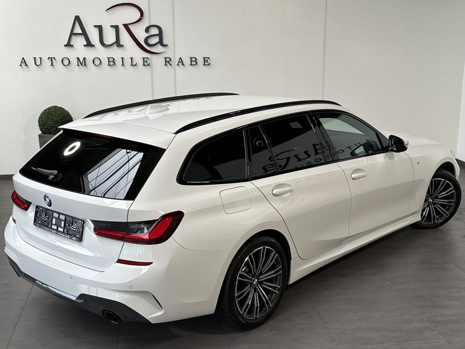 Fahrzeugabbildung BMW 320d Touring M-Sport NAV+LED+HARMAN/KARDON+18ZO