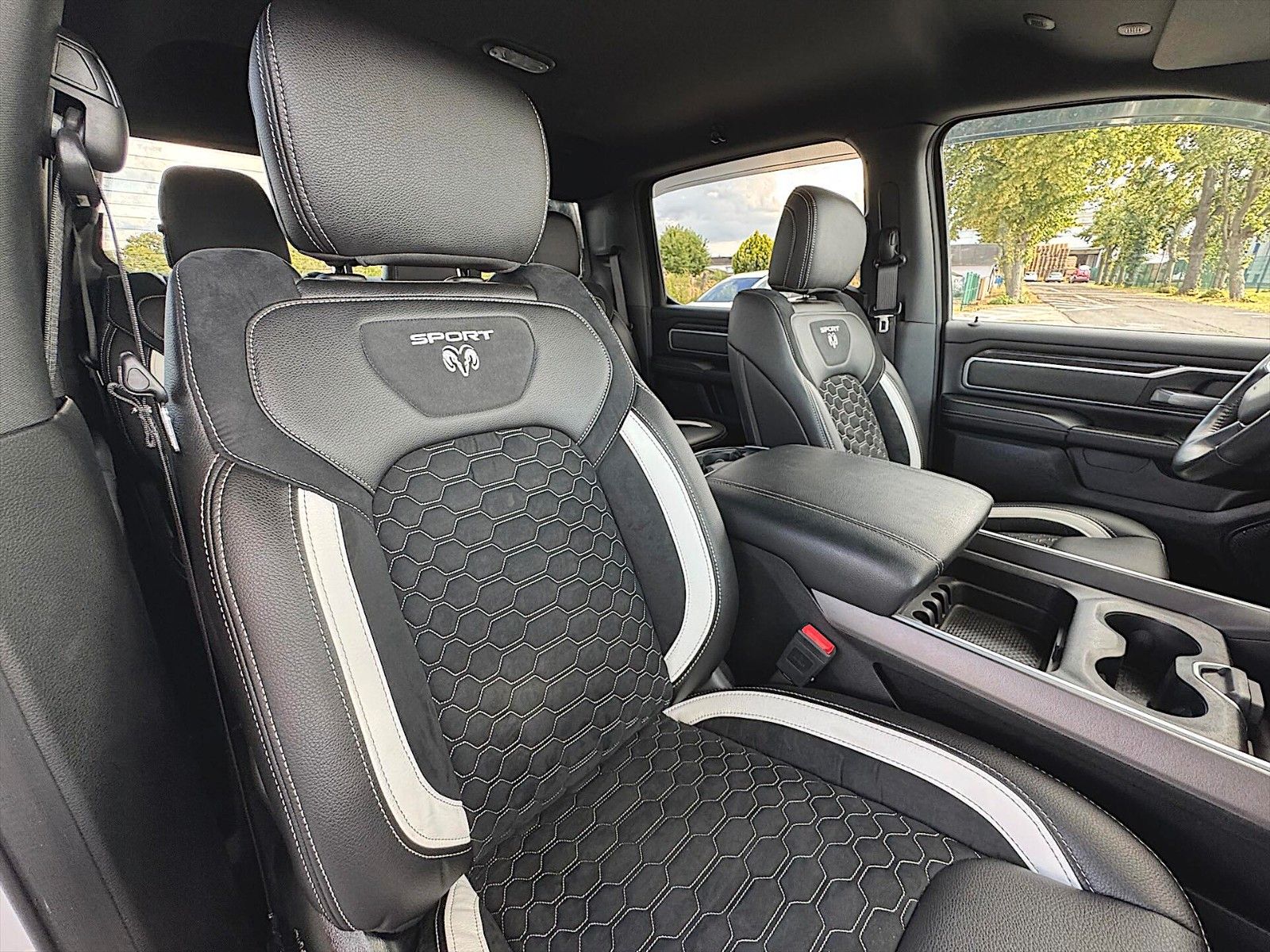Fahrzeugabbildung Dodge RAM 5.7 V8 HEMI NightEdition Offroad 4x4 eTorque