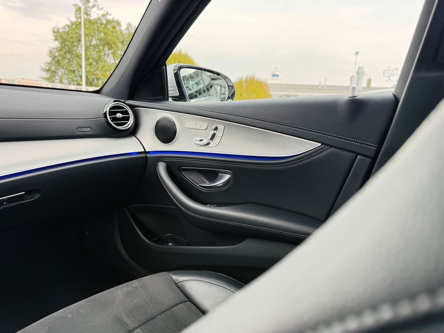 Fahrzeugabbildung Mercedes-Benz E 200 AMG, Multibeam, Memory, 360°, Comand, PTS,