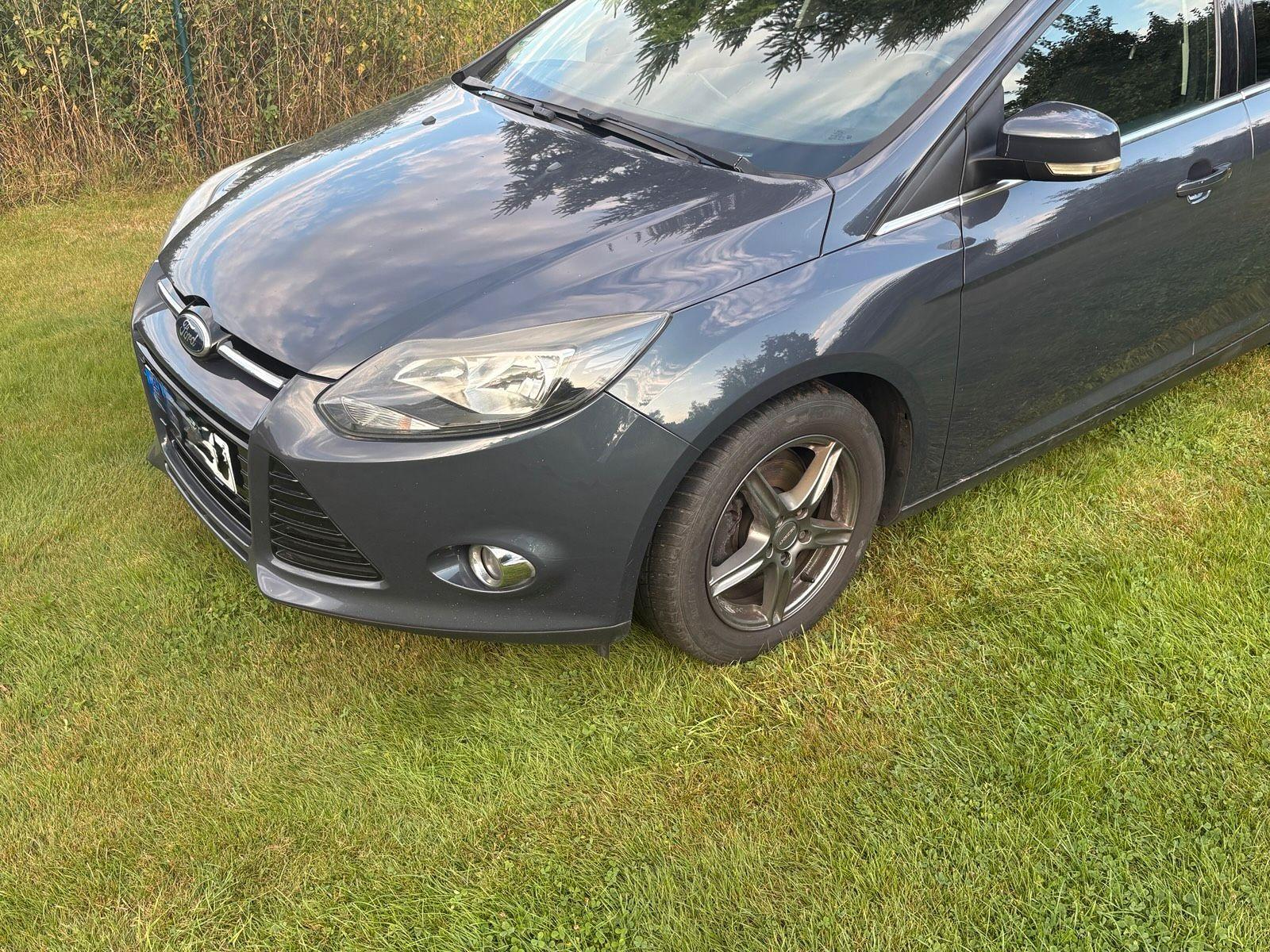 Ford Focus 2013 — interior