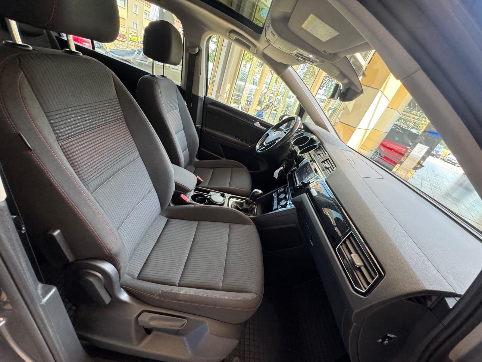 Volkswagen Touran*Navi*PDC*AHK*LED*1. Hd*Scheckheft*