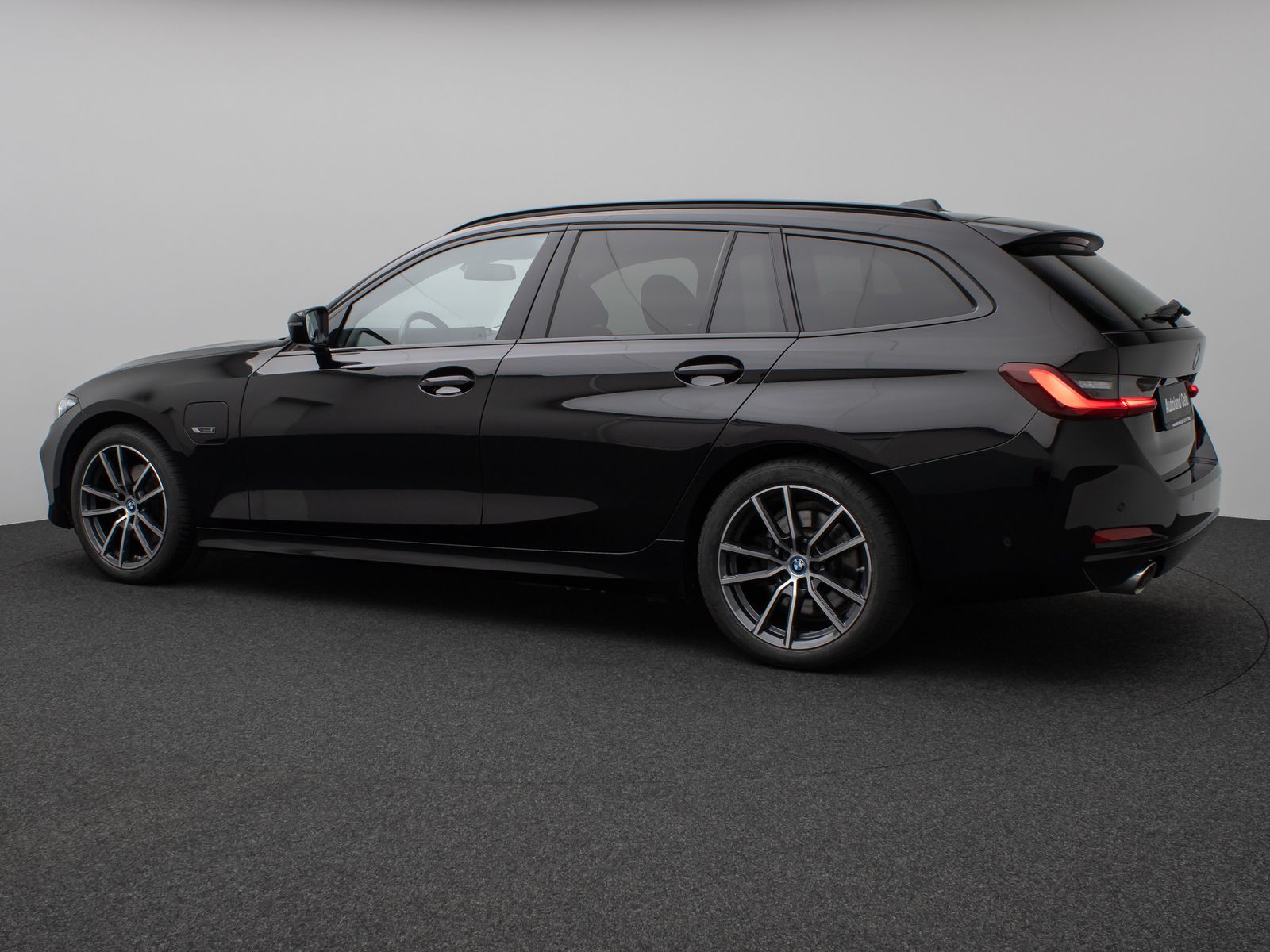 Fahrzeugabbildung BMW 330e Kamera HUD DAB H/K Stop&Go AHK Komfort LED