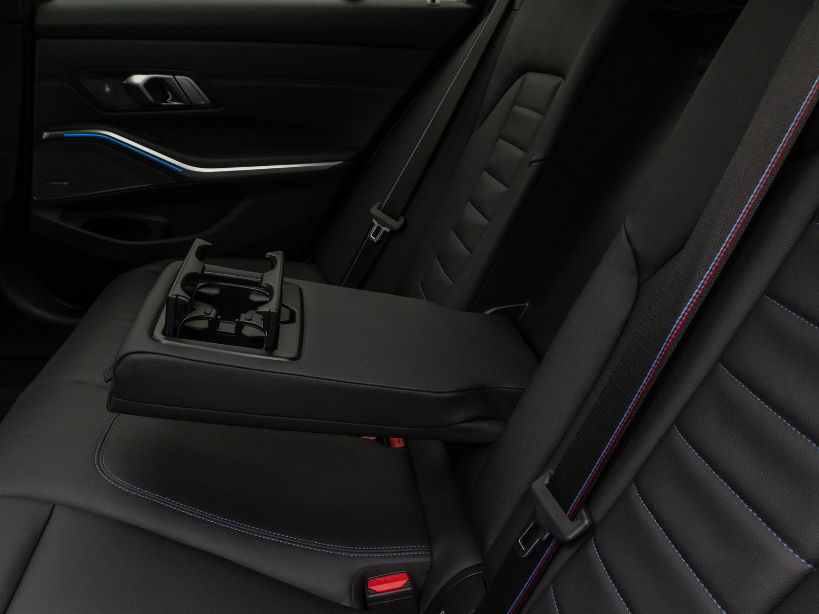 Fahrzeugabbildung BMW 330e xD M Sport Pro Panorama Kamera HUD DAB H/K