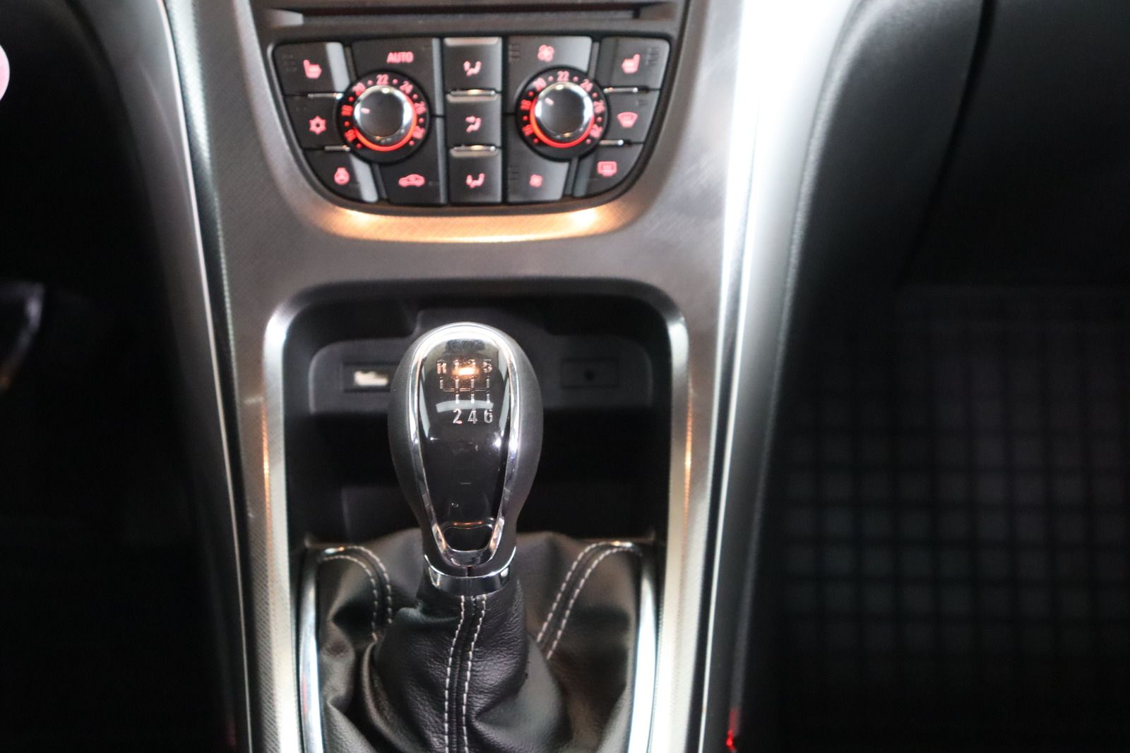 Fahrzeugabbildung Opel Astra J 1.6 Turbo Innovation * 1. Hd. * wenig Km