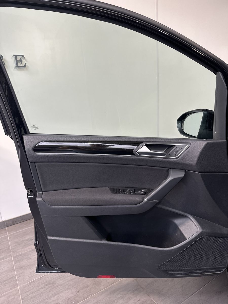 Fahrzeugabbildung Volkswagen Touran 2.0 TDI DSG Highline NAV+LED+ACC+PANO+KAM