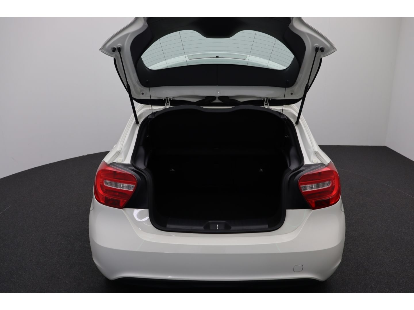 Fahrzeugabbildung Mercedes-Benz A 180 BlueEfficiency Kamera SHZ Teilleder