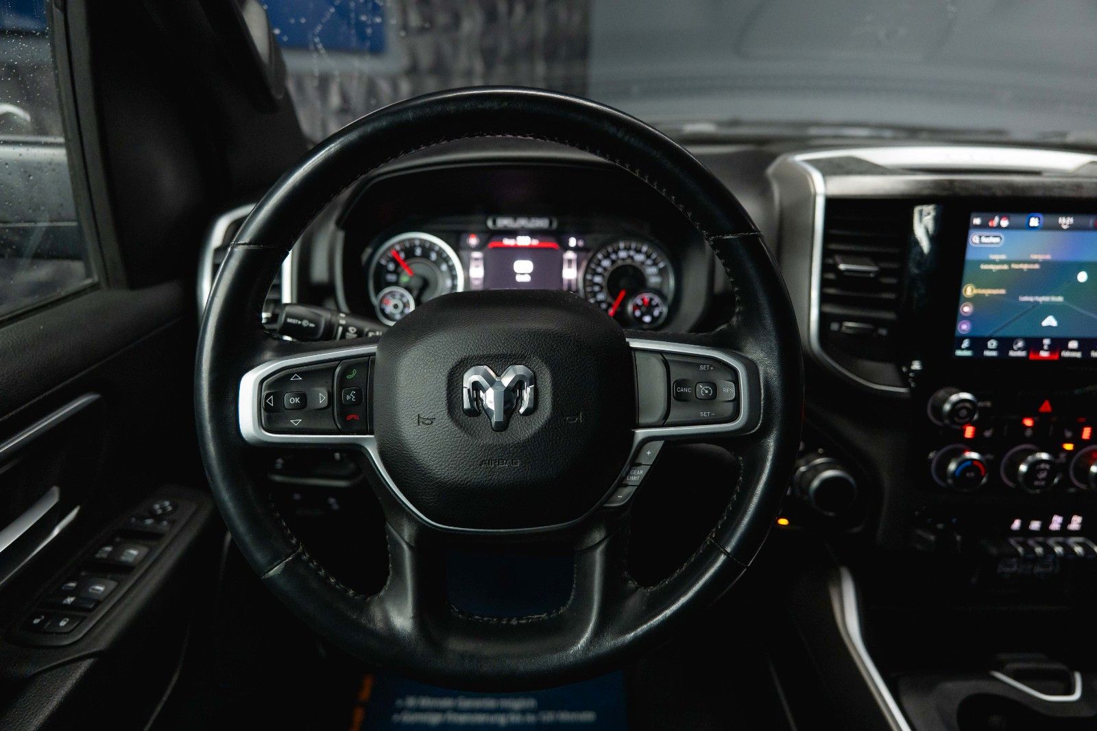 Fahrzeugabbildung Dodge RAM 5.7 V8 HEMI 4x4 OFFROAD Night-Paket *LED*19%