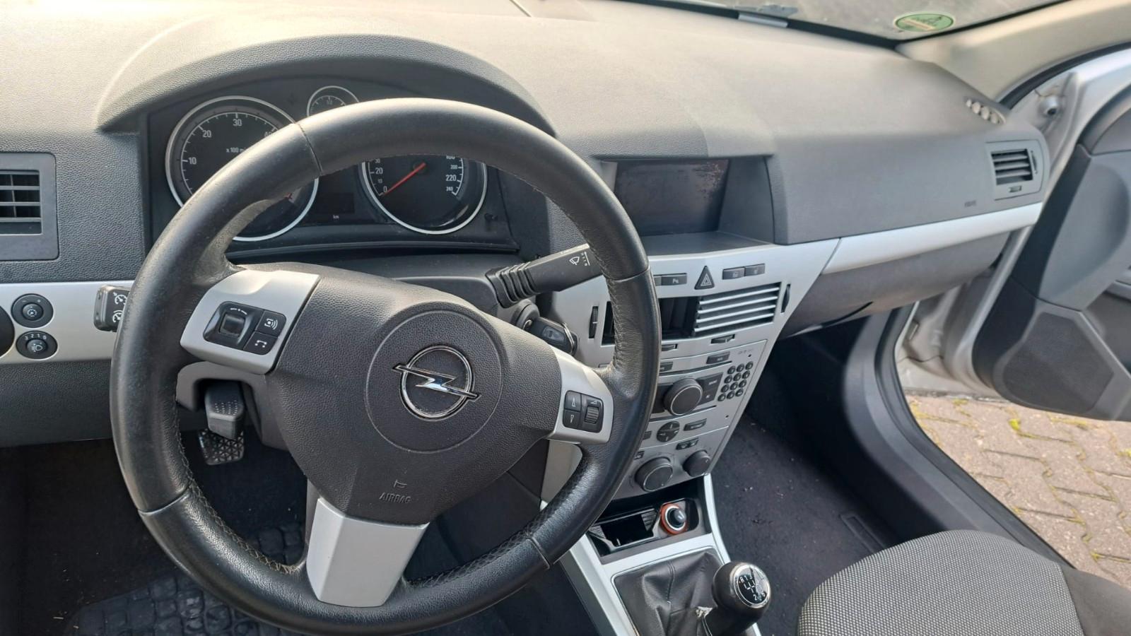 Opel Astra 2010 — photo 11