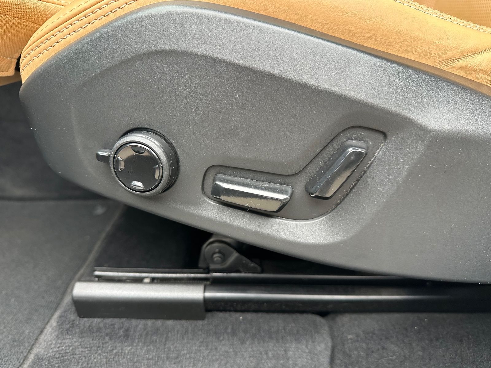 Fahrzeugabbildung Volvo XC60 B5 B AWD Ultimate Bright NAV+LED+PANO+AHK