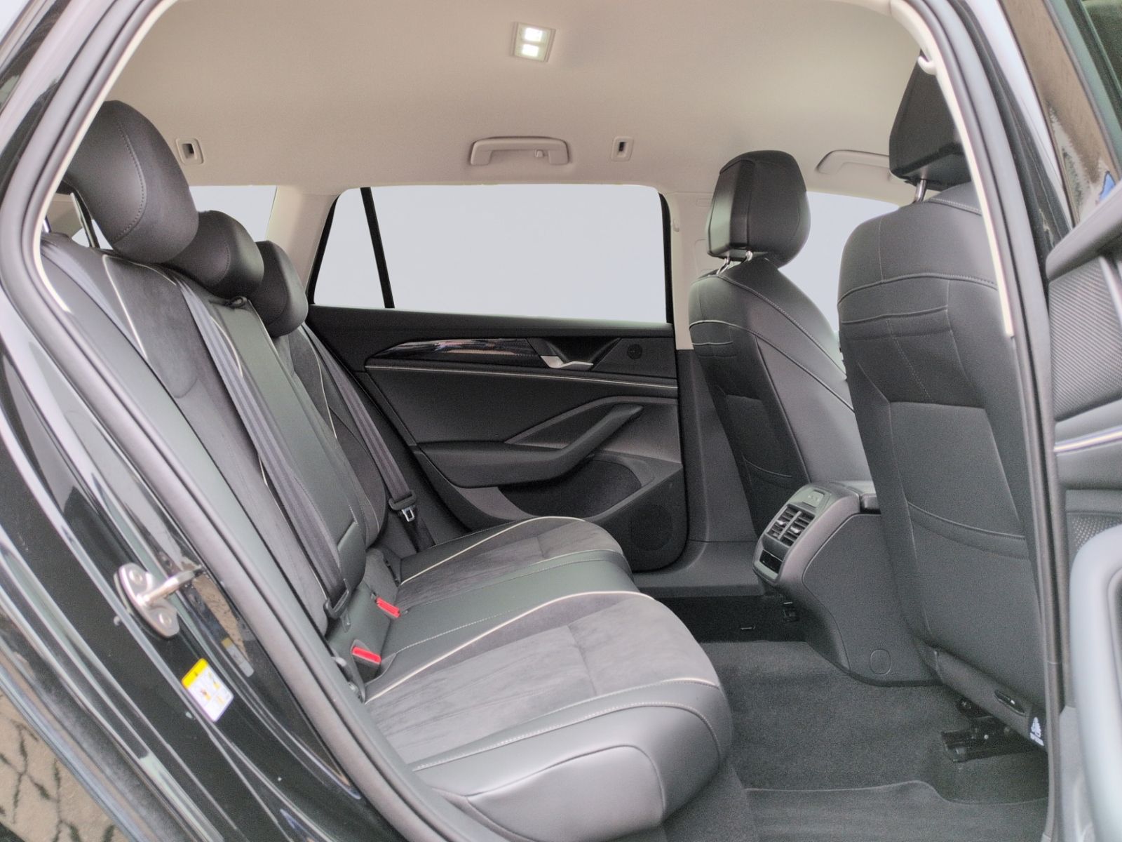 Passat Variant 1.5 eTSI eHybrid DSG Business AHK