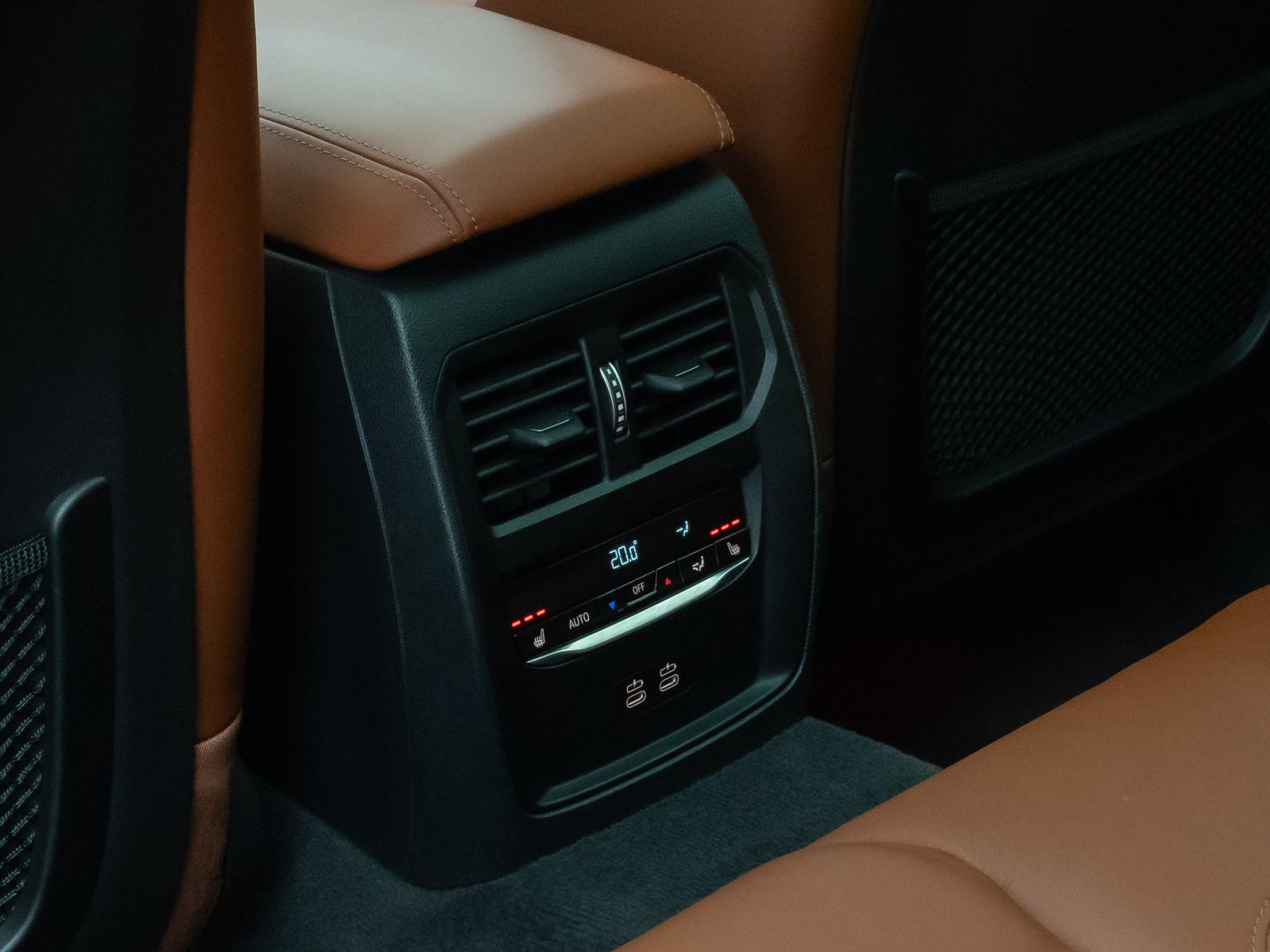 Fahrzeugabbildung BMW 330e xD Luxury Line Panorama HUD Individual Voll