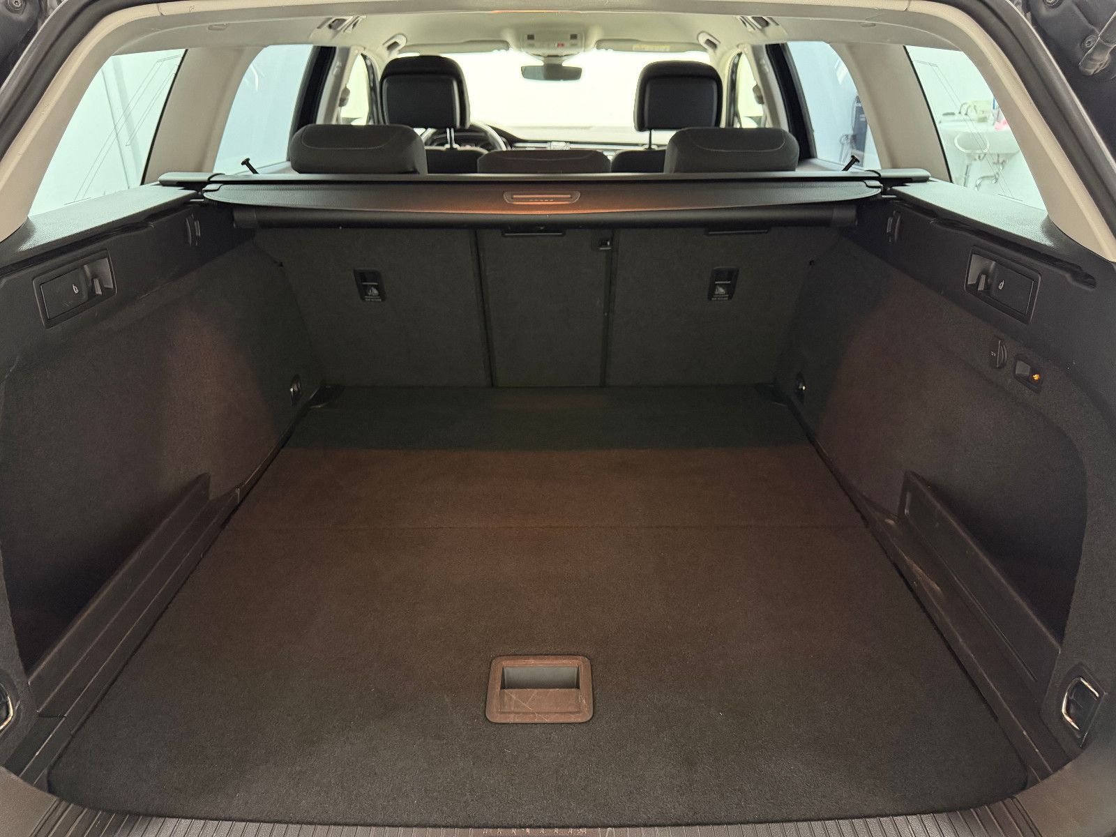 Fahrzeugabbildung Volkswagen Passat Variant 2.0 TDI Aut./MASSAGE/KAMERA/ACC