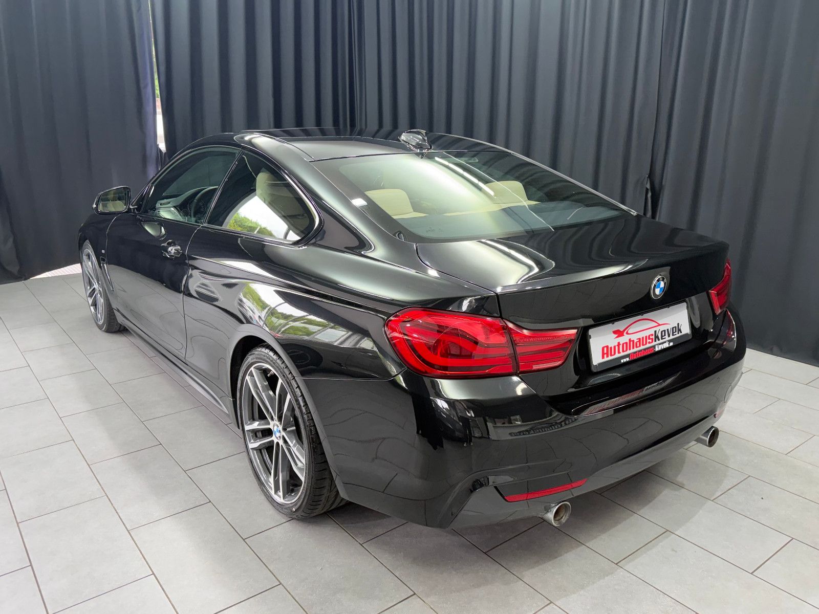 Fahrzeugabbildung BMW 440i Coupe M Sport|LCI|GLASDACH|SHADOWLINE