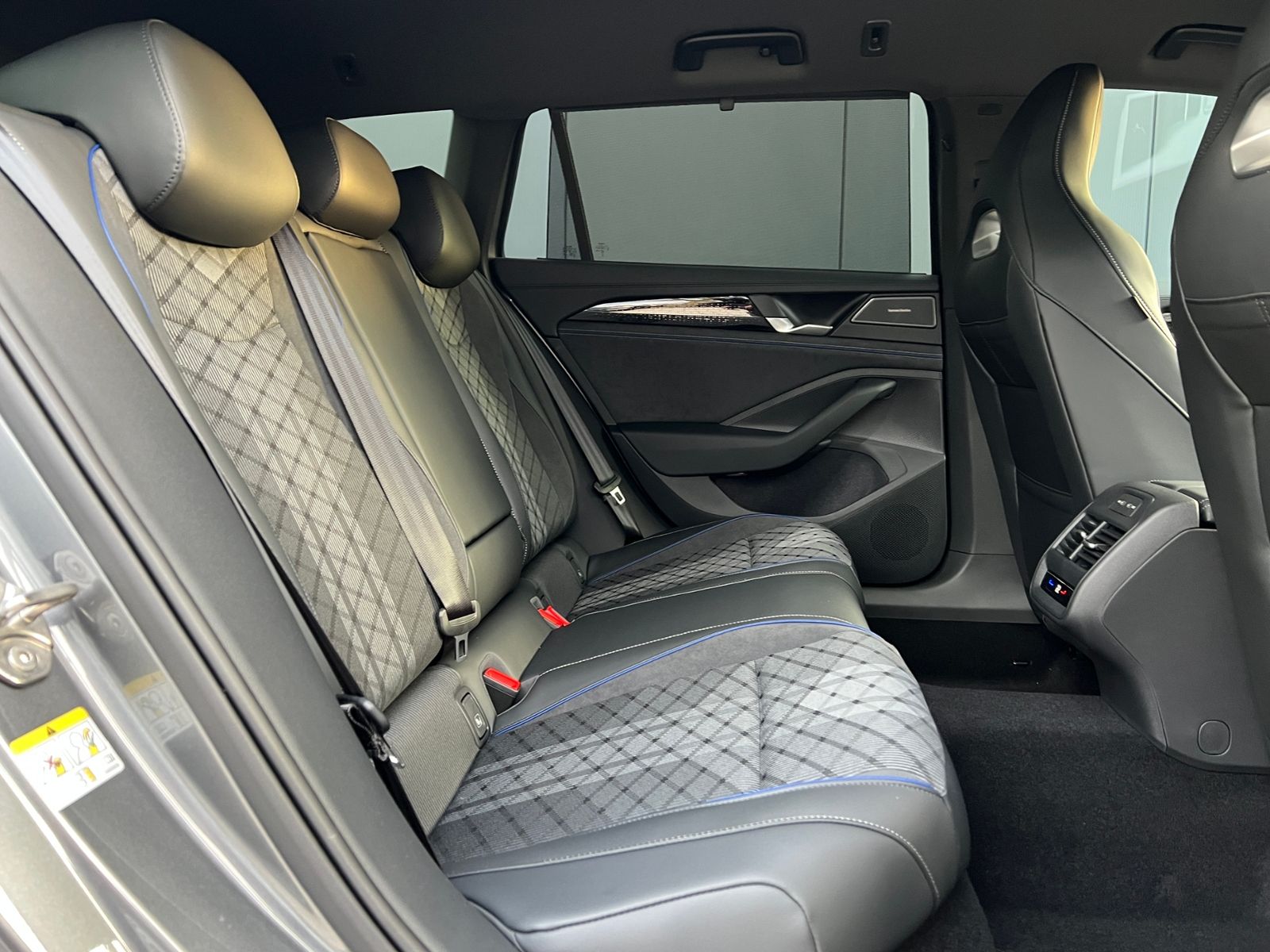 Fahrzeugabbildung Volkswagen Passat Variant R-Line 2.0 TDI DSG 4MOTION *AHK,