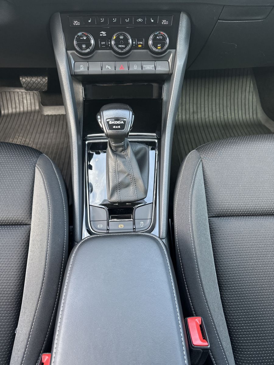 Fahrzeugabbildung SKODA Karoq 2.0 TDI DSG Tour 4x4 NAV+LED+AHK+ACC+KAM