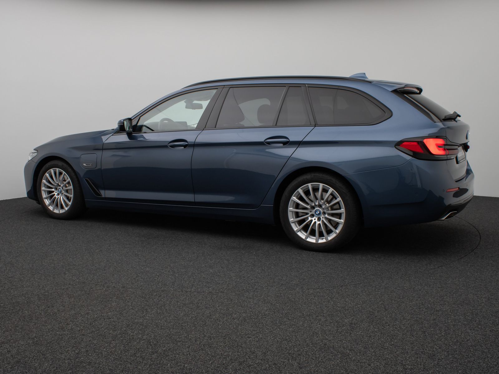 Fahrzeugabbildung BMW 530e Panorama Kamera HUD DAB HiFi Alarm Sport