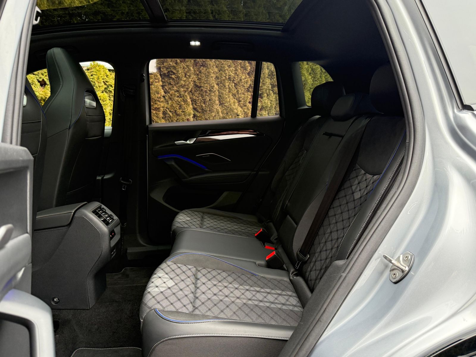Fahrzeugabbildung Volkswagen Tiguan 2.0TSI DSG 4M R-Line MATRIX+PANO+AHK+360°
