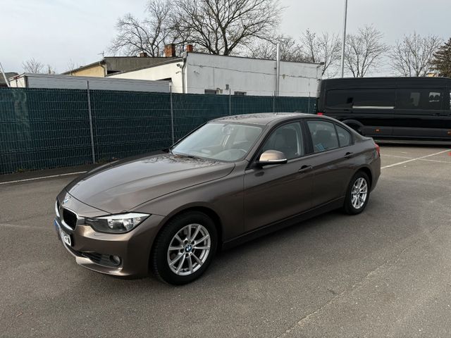 BMW 320i *SPORTSITZE*NAVI*LEDERLENKRAD*LED-LICHT*