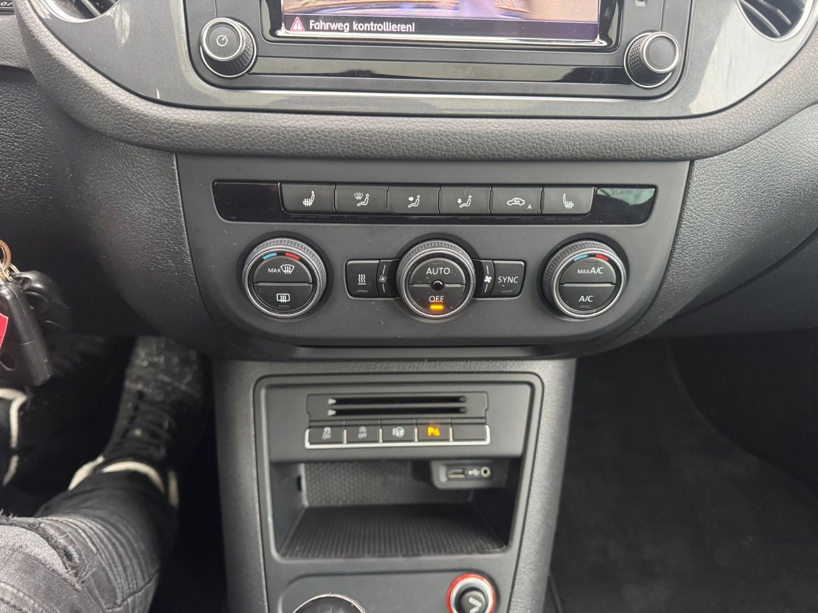 Fahrzeugabbildung Volkswagen Tiguan Sport & Style BMT R Line Navi+Panorama+Xe