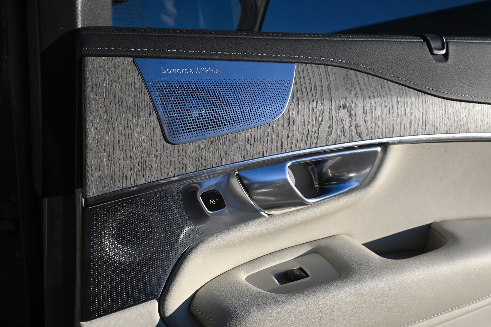 Fahrzeugabbildung Volvo XC90 T8 AWD Ultra Dark*360°*B&W*LUFT*HUD*ACC