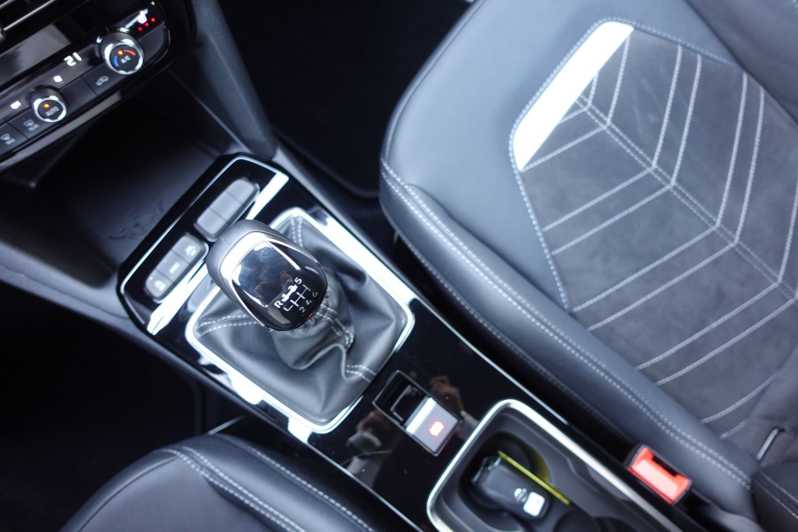 Fahrzeugabbildung Opel Mokka Ultimate 1.2T,Sitzhz,Kamera,18"Alu,PP,LED