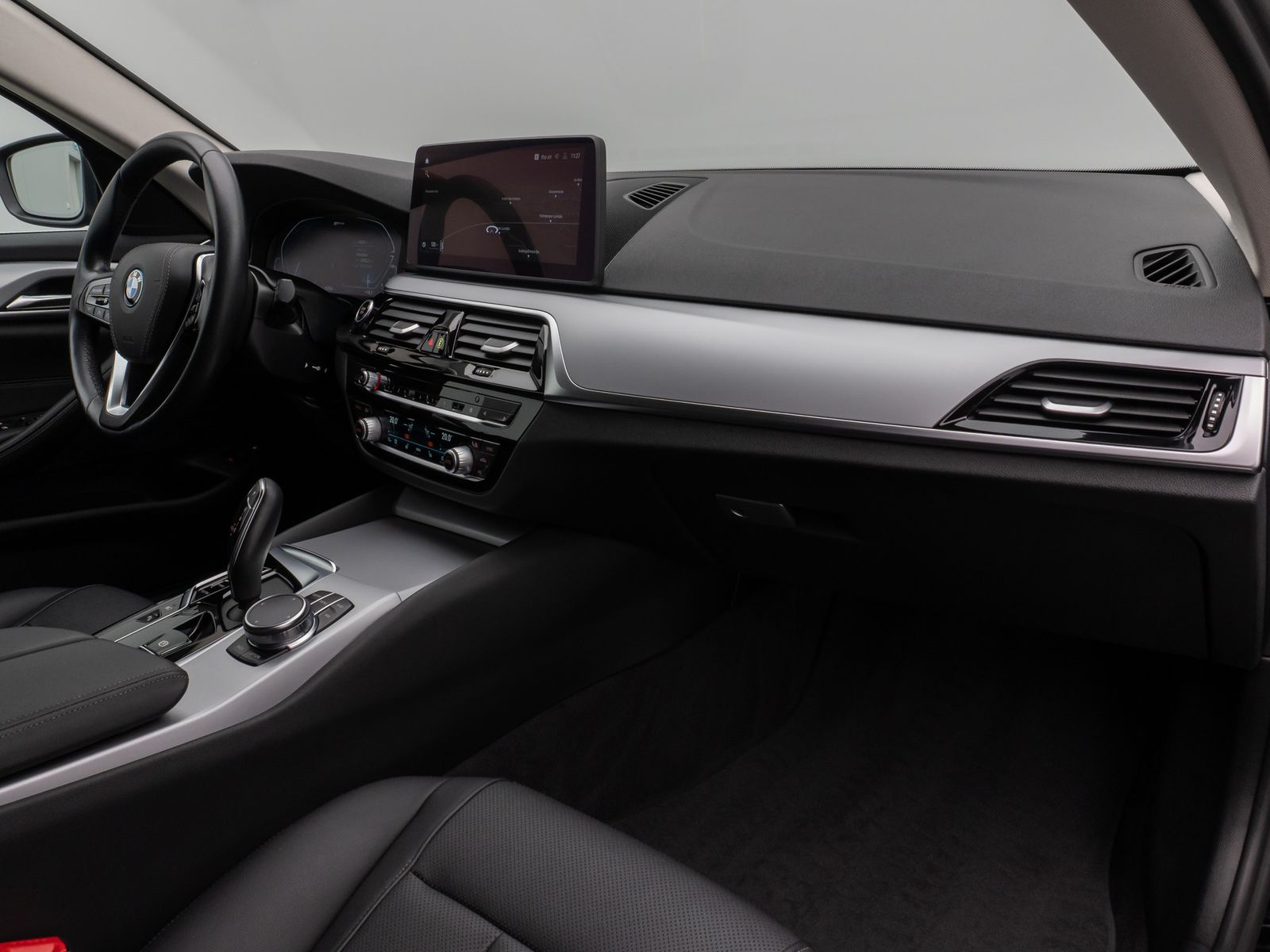 Fahrzeugabbildung BMW 530e Kamera DAB CockPitPro Sitzhzg Alarm LED