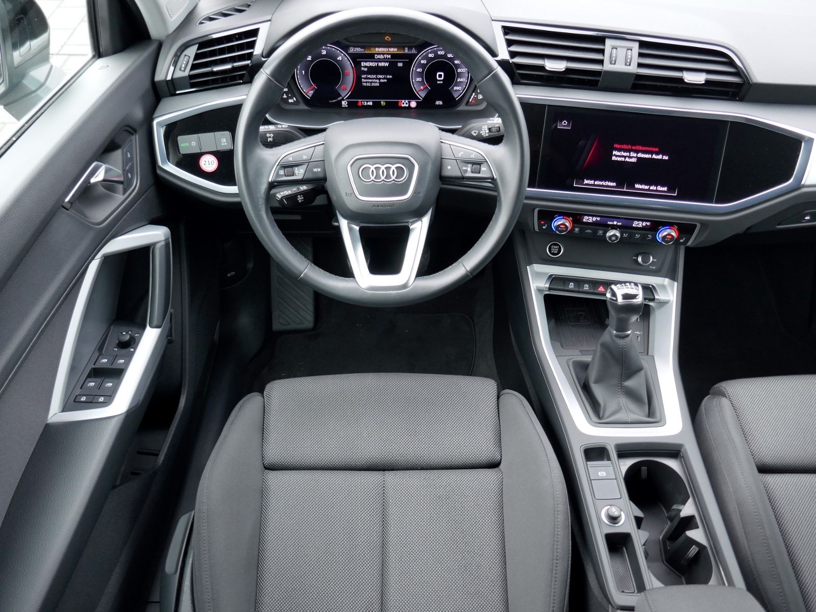 Fahrzeugabbildung Audi Q3 35 Advanced 2.0 TDI | LED AHK PDC Navi
