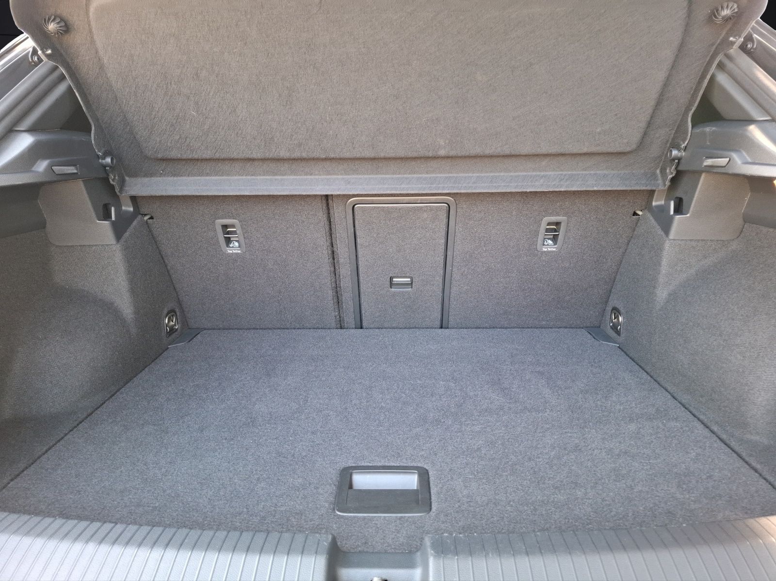 Fahrzeugabbildung Volkswagen T-Roc TSI R-Line DSG 4M Matrix Navi AID ACC Park