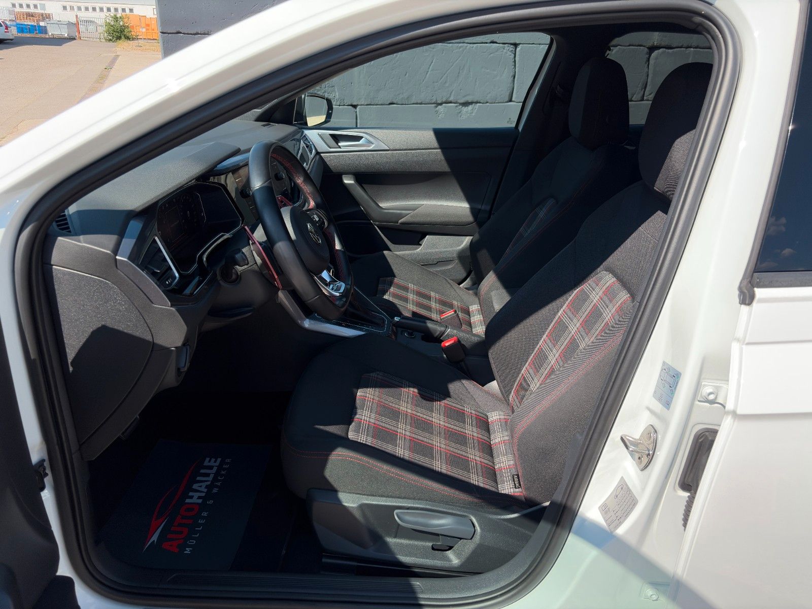 Fahrzeugabbildung Volkswagen Polo VI GTI 2.0 TSI DSG KW ACC PDC SHZ CarPlay