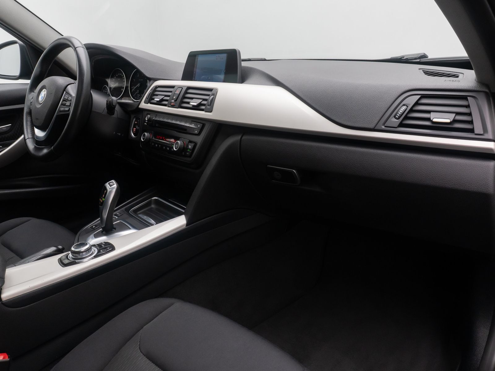 Fahrzeugabbildung BMW 320d PDC Panorama NaviBusiness KlimaAut Regensen