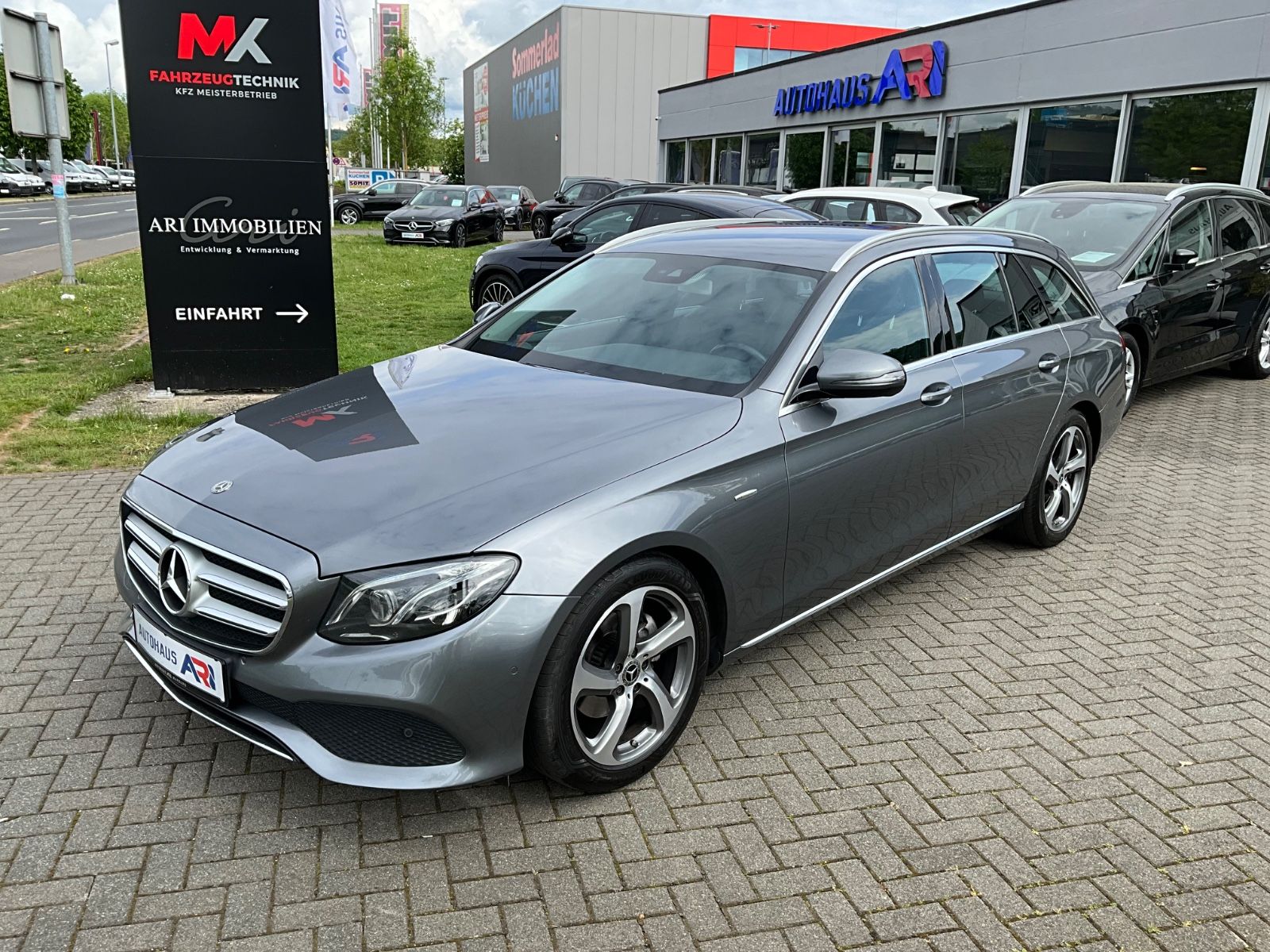 MERCEDES-BENZ E 200