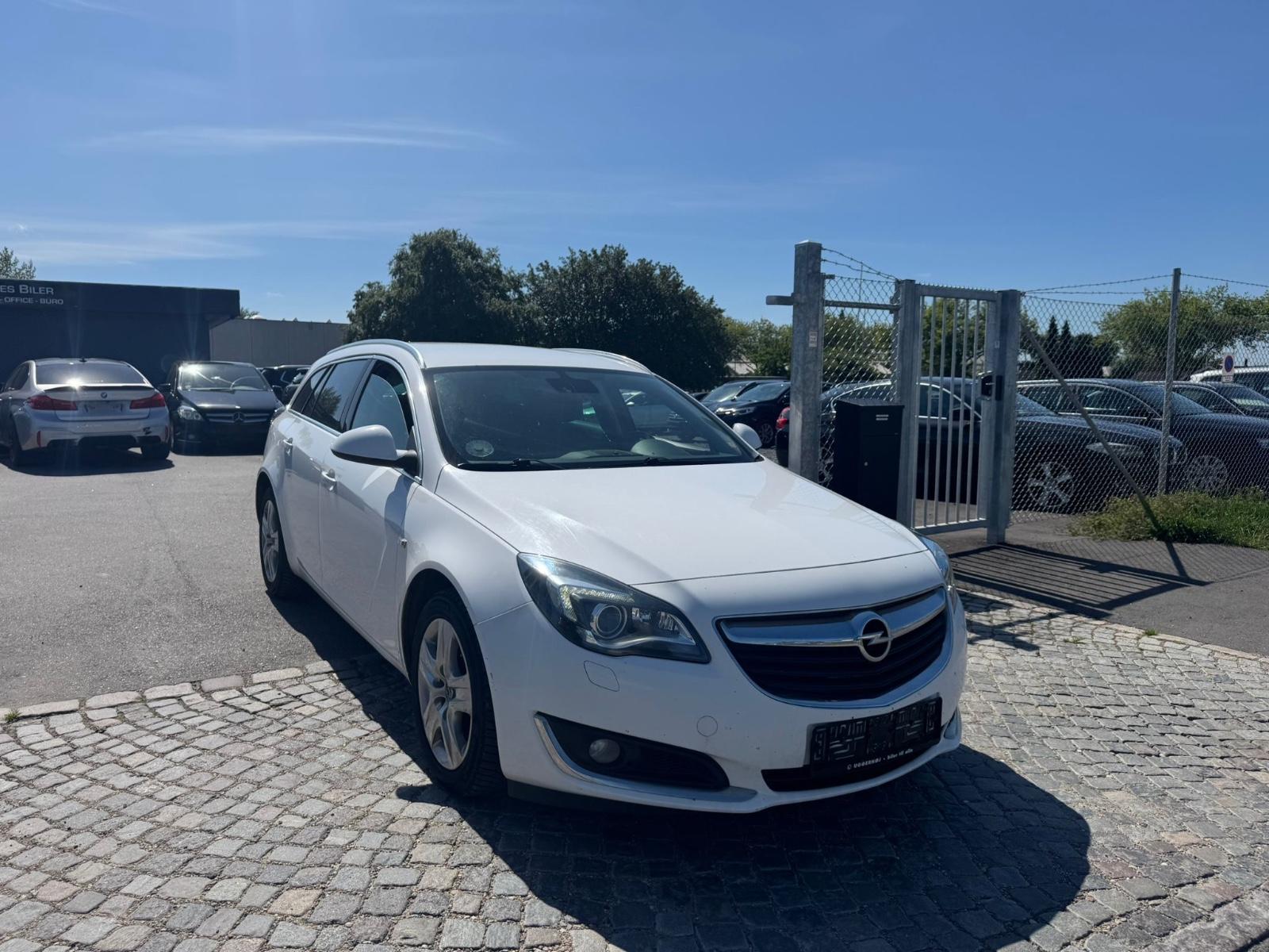 Opel Insignia 2015 — rear view