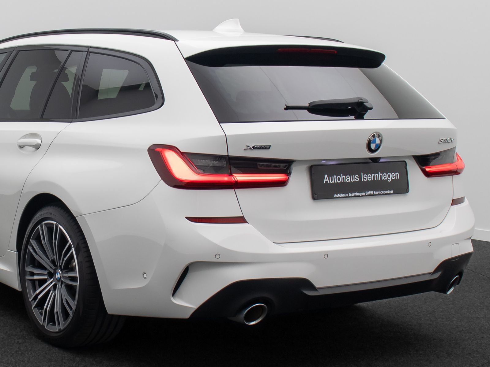 Fahrzeugabbildung BMW 330e xD M Sport 360&deg; Alarm HUD DAB Laser H/K 18"
