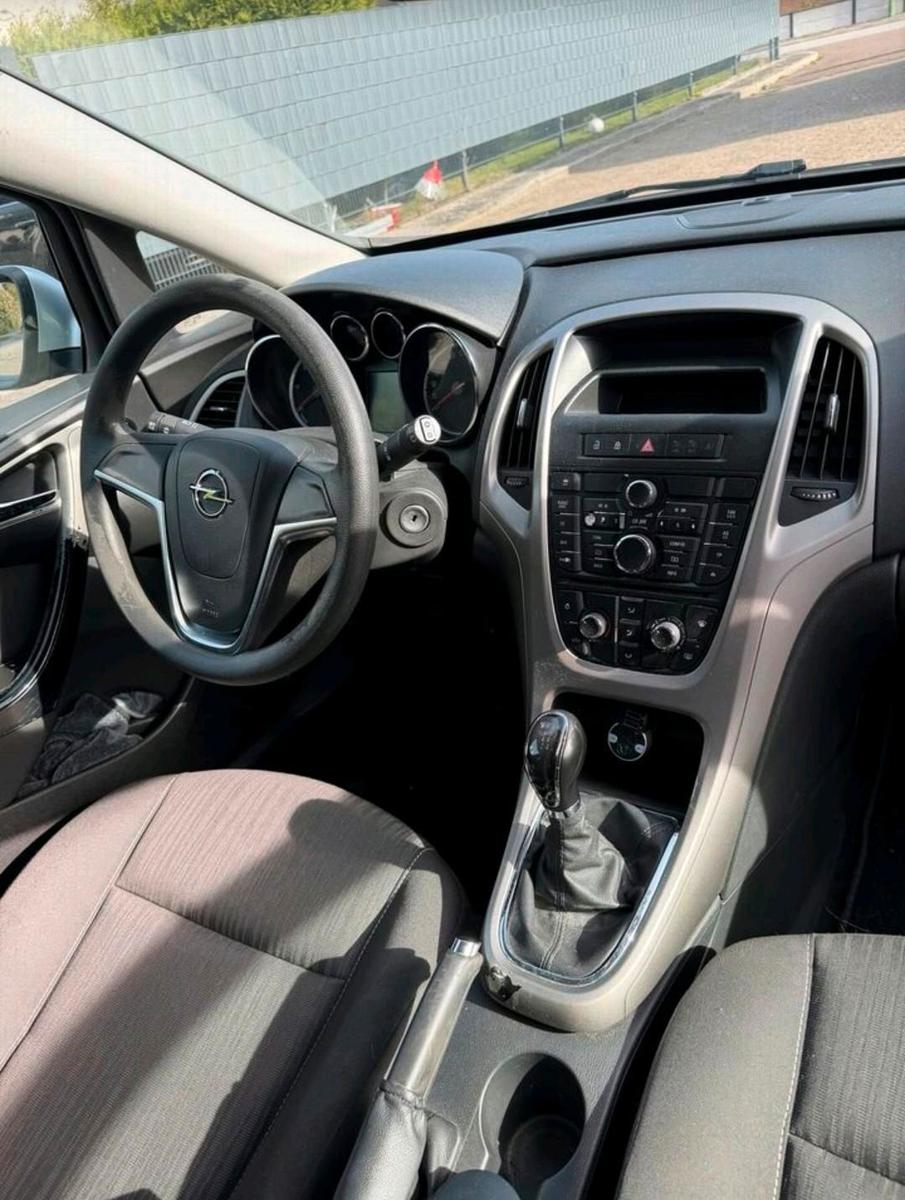 Opel Astra 2012 — photo 5