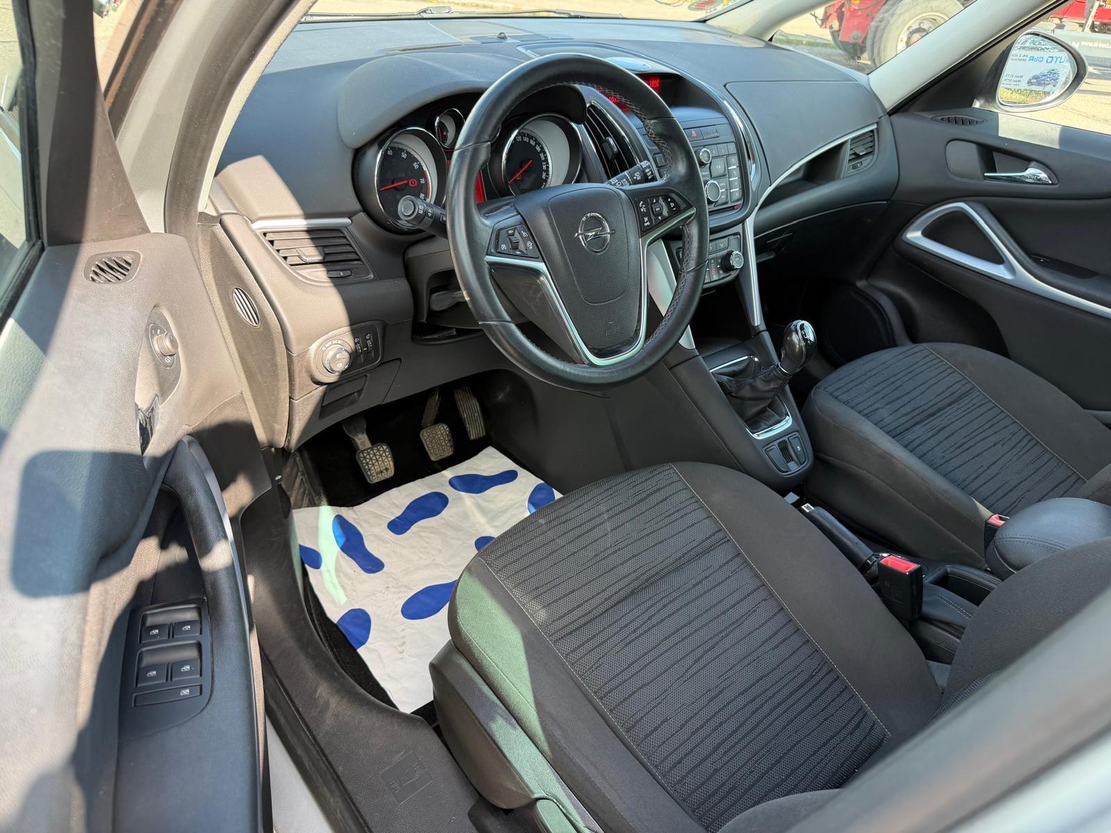 Opel Zafira 2015 — photo 17