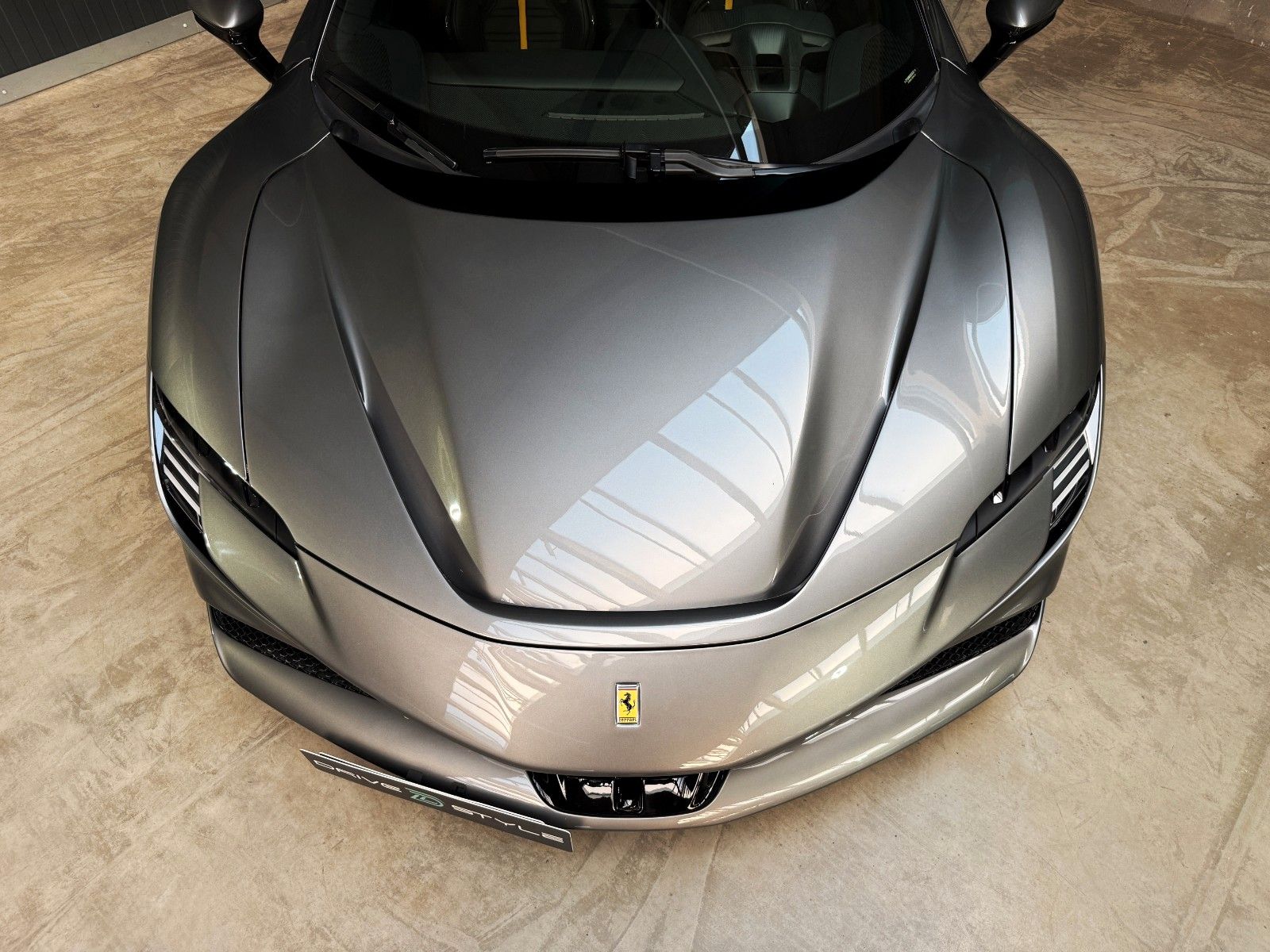 Fahrzeugabbildung Ferrari SF90 + Grigio Ferro + 2.257 km + Lift + Daytona