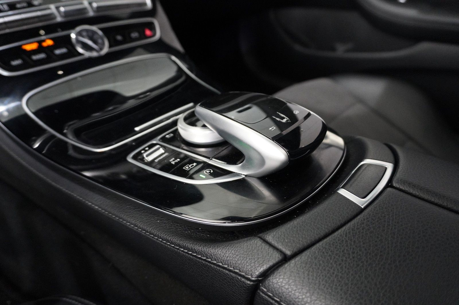 Fahrzeugabbildung Mercedes-Benz E 220D COUPE AVANTGARDE NAVI/LED/KAMERA/SH/PANO.