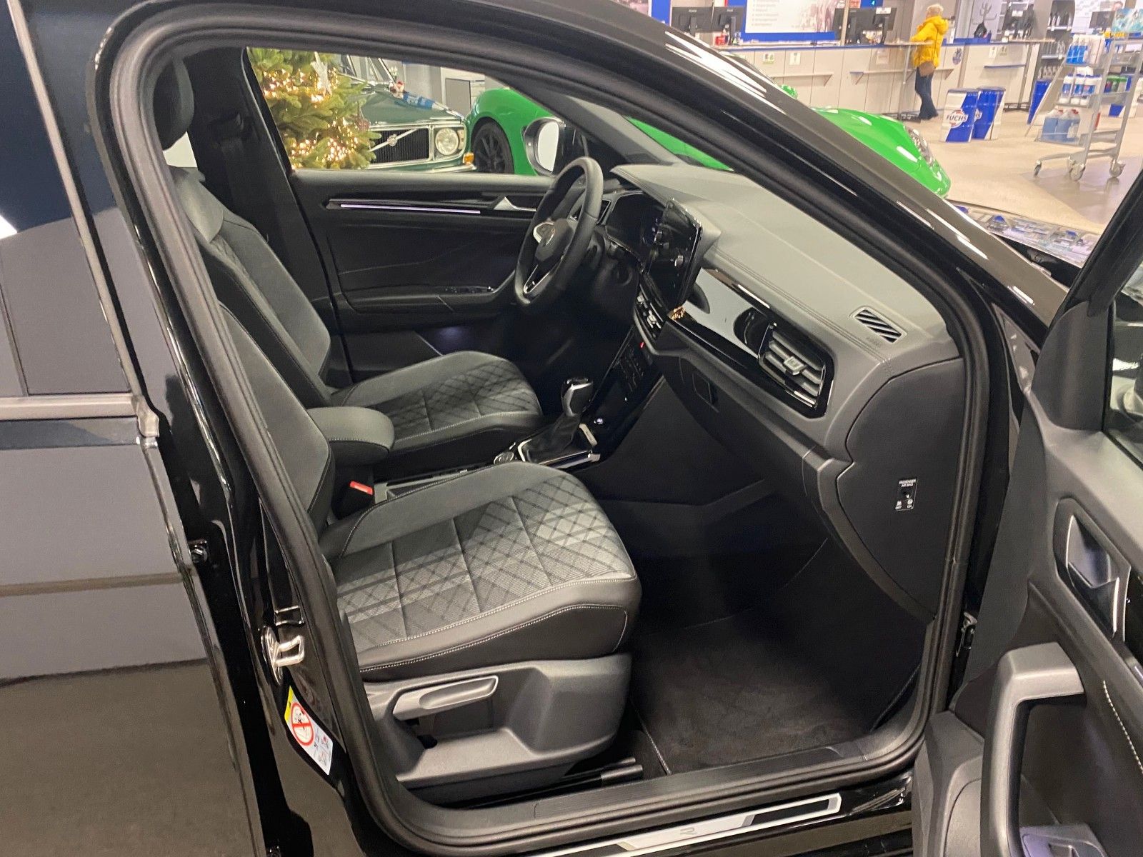 Fahrzeugabbildung Volkswagen T-Roc 2.0 TSI DSG 4MOTION R-Line+AHK+Black Style