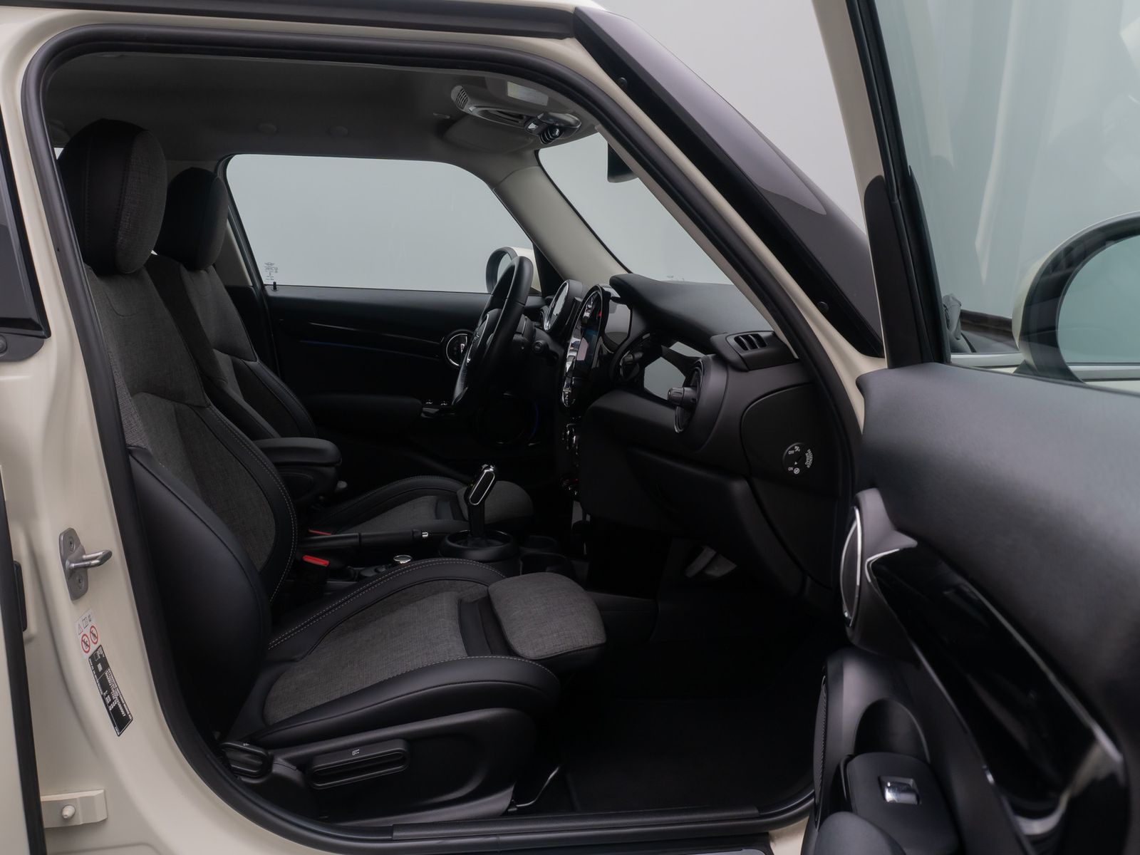 Fahrzeugabbildung MINI ONE ClassicTrim LED Navi Komfort Leder DAB Sport