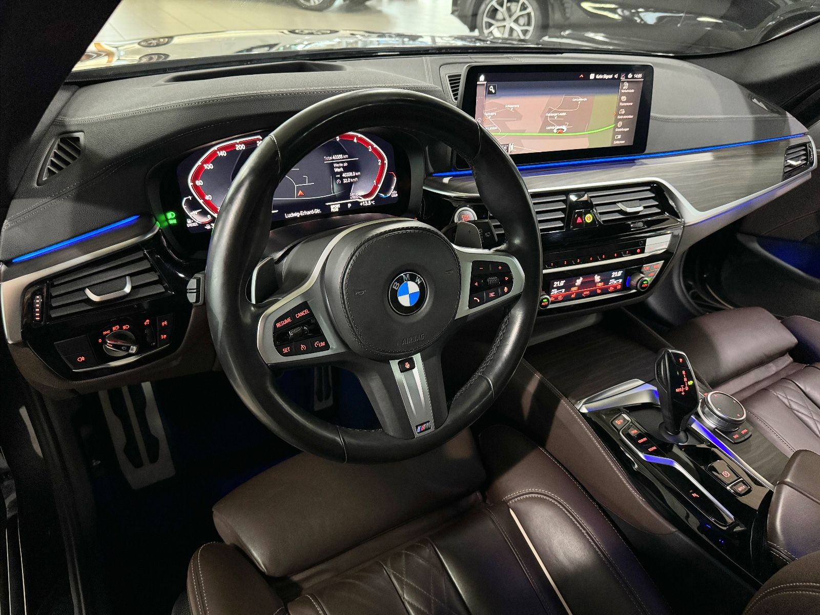Fahrzeugabbildung BMW 540d xD M Sport Panorama Kamera HUD HiFi DAB Kom