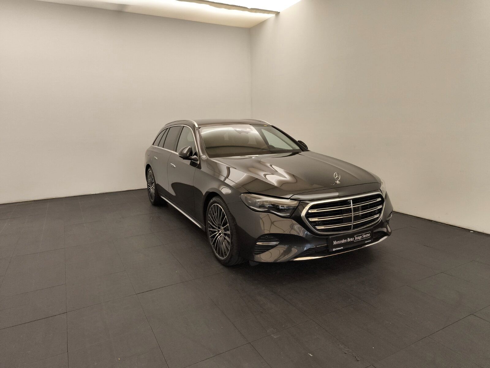 Mercedes-Benz E 450d T 4M Excl Distr DigiLight Airm Burm4D HUD imagem 3