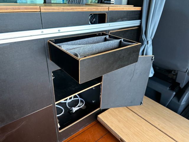 Volkswagen T5 *CAMPER*KÜCHE*BETT(aufklappbar)*ESSTISCH*AHK*