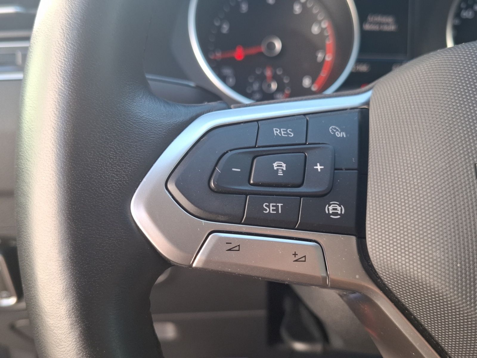 Fahrzeugabbildung Volkswagen Tiguan TSI Life LED Navi ACC PDC SHZ