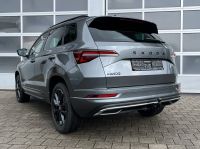 Skoda Karoq 1.5 TSI DSG Sportline PANO KAM AHK 4JGAR bei Autohaus Landmann & Maier OHG
