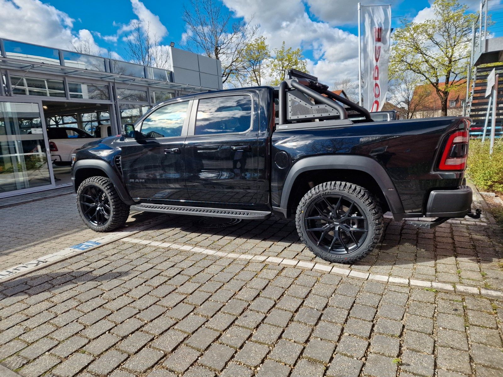 Fahrzeugabbildung Dodge RAM 1500 TRX 6.2 V8 *KOMPR."V-Max"24 Zoll*Bügel