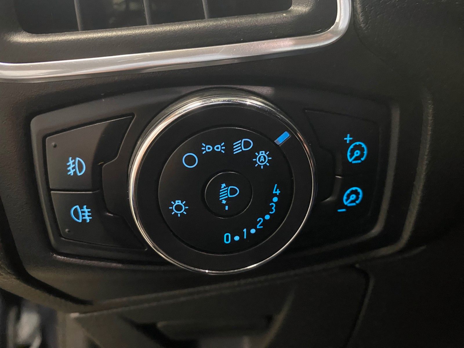 Fahrzeugabbildung Ford Focus 1.6 TDCi Titanium Turnier+NAVI+TELEFON+ALU