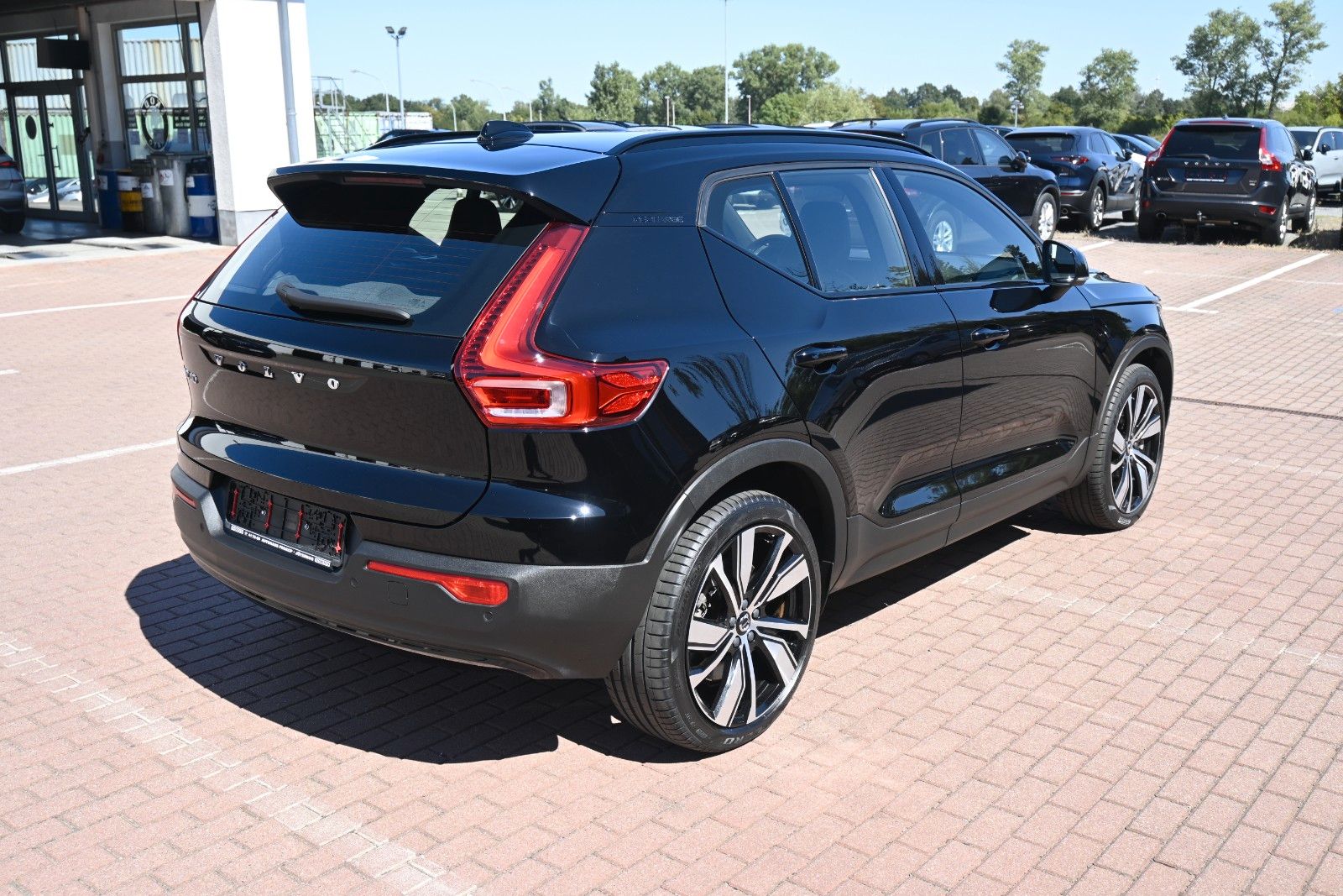 Fahrzeugabbildung Volvo XC40 BEV AWD R Design*H&K*FSHZG*RFK*420 KM RW*