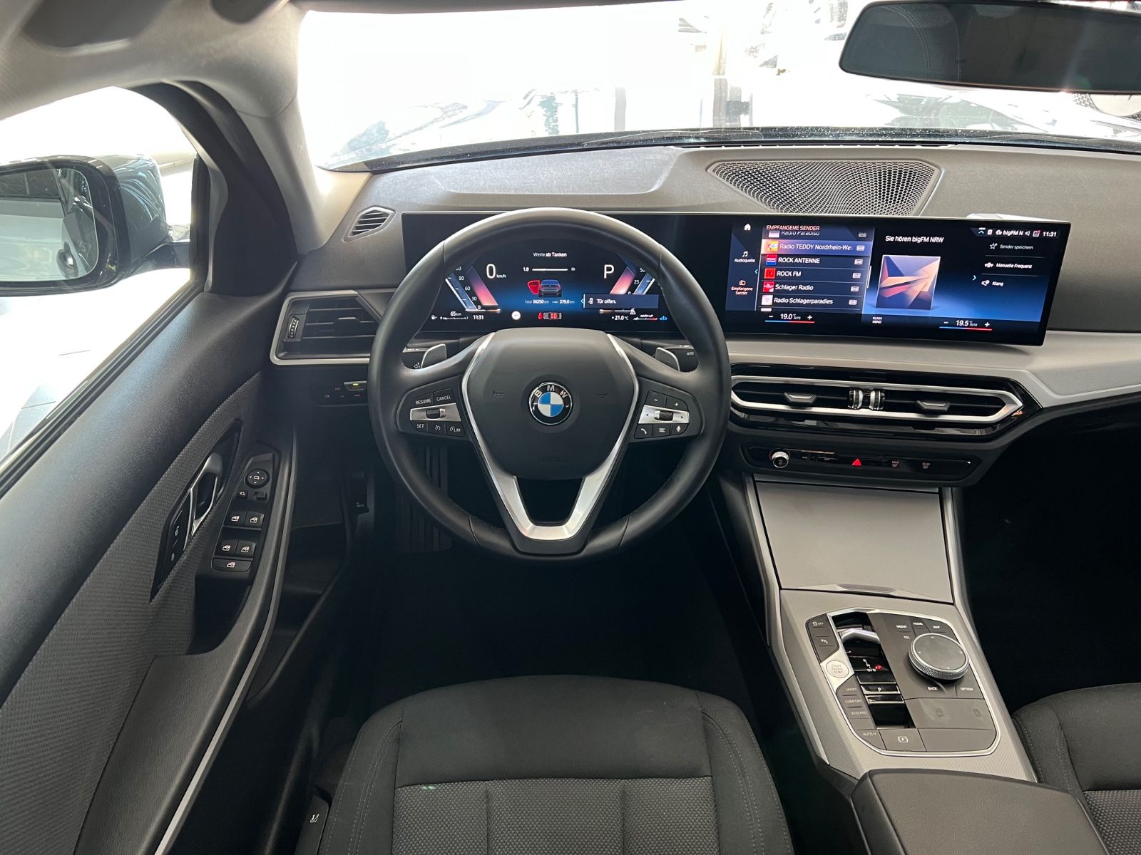BMW 320d Lim. x Drive AHK+Driving Assist foto 15