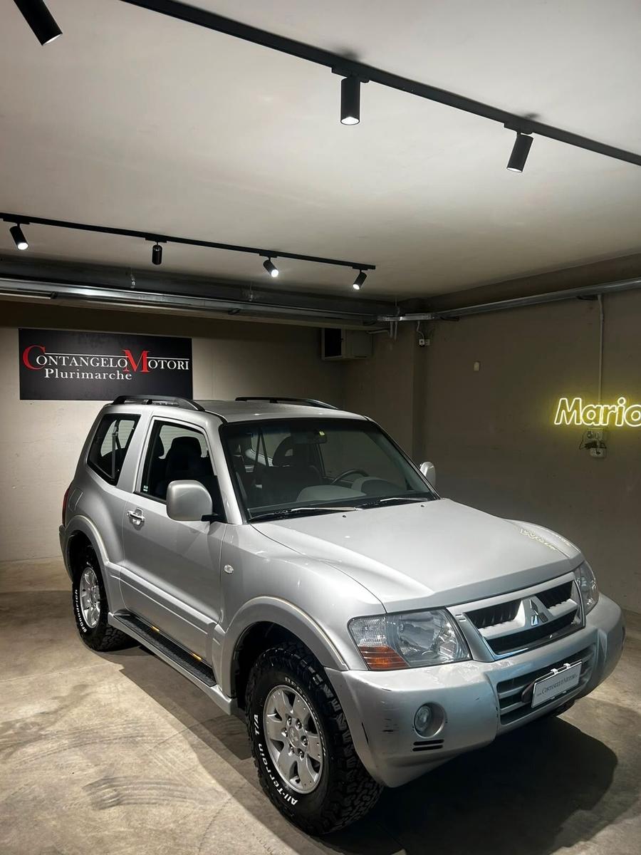 Mitsubishi Pajero 3.2 DI-D 3 portes | 160 ch | BVM | Attelage | Barres de toit | Capteur de pluie